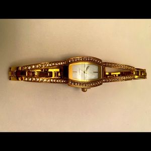 Japanese movement quartz watch with little diamond